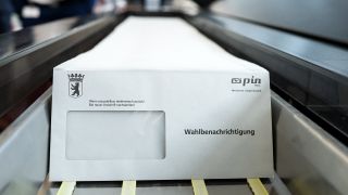 Briefumschläge mit der Aufschrift "Wahlbenachrichtigung" stehen am 16.08.2021 beim Druckstart für die Wahlbenachrichtigungen zu den Wahlen 2021 im IT-Dienstleistungszentrum (ITDZ) in Wilmersdorf an einer Kuvertierungsmaschine. (Quelle: Picture Alliance/Bernd von Jutrczenka)