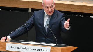 Kai Wegner (CDU), Regierender Bürgermeister von Berlin, spricht auf der Plenarsitzung des Berliner Abgeordnetenhauses. (Quelle: dpa/Kalaene)