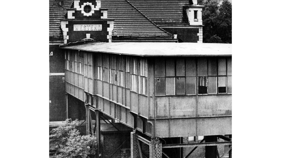 Der stillgelegte S-Bahnhof Berlin-Westend am 30.05.1984.