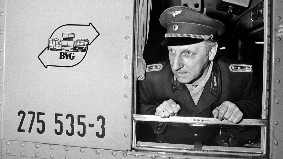 Ein Zugführer der BVG, noch in der Uniform der Deutschen Reichsbahn, in einem BVG S-Bahn-Zug von Charlottenburg zum Bahnhof Friedrichstraße in Berlin am 09.01.1984. (Quelle: dpa)