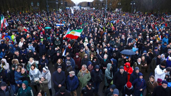 10.12.2023, Berlin: Teilnehmer einer Demonstration protestieren unter dem Motto «Deutschland steht auf - Nie wieder ist jetzt!» gegen Antisemitismus. (Quelle: dpa/Carsten Koall)
