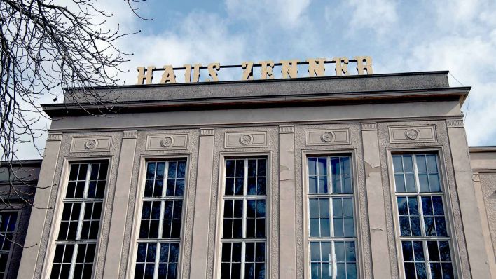 Symbolbild: «Haus Zenner» steht in Großbuchstaben auf dem Dach des historischen Gebäudes am Treptower Park. (Quelle: dpa/Paul Zinken)