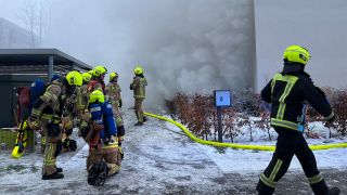 02.12.2023, Berlin: Einsatzkräfte der Feuerwehr löschen einen Brand in einem Wohnhaus in Hellersdorf (Quelle: dpa/Dominik Totaro).