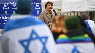 Bildungsministerin Bettina Stark-Watzinger (FDP) spricht bei der Kundgebung "Fridays for Israel" in Berlin. Die Kundgebung plädiert für das Existenzrecht Israels, die Sicherheit jüdischer Studierender und kämpft gegen den zunehmenden Antisemitismus. (Foto: dpa)