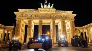 17.12.2023, Berlin: Landwirte aus Ostholstein stehen mit ihren Traktoren vor dem Brandenburger Tor. (Quelle: dpa/Jörg Carstensen)