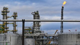 Symbolbild: Verschiedene Anlagen der Rohölverarbeitung auf dem Gelände der PCK-Raffinerie GmbH. (Quelle: dpa/Patrick Pleul)