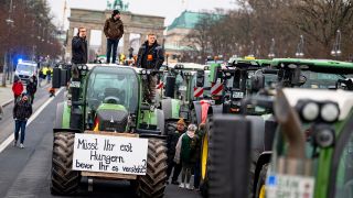 Berlin, 18.12.2023: Demonstration des Deutschen Bauernverbandes unter dem Motto «Zu viel ist zu viel! Jetzt ist Schluss!» vor dem Brandenburger Tor. (Quelle: dpa/Fabian Sommer)