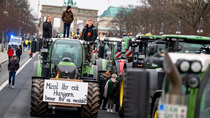 Landwirte protestieren gegen Sparpläne - Bauernverband zählt 3.000  Traktoren in Berlin