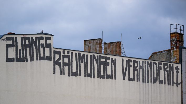 An der Brandmauer eines Wohnhauses im Bezirk Prenzlauer Berg ist am 03.04.2023 der Schriftzug "Zwangsräumungen verhindern" zu sehen. (Quelle: dpa/Monika Skolimowska)