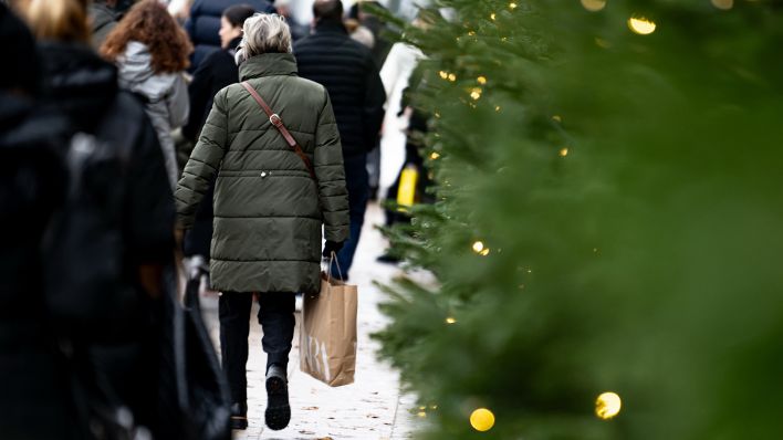 03.12.2023, Berlin: Menschen gehen mit Einkaufstüten am verkaufsoffenen Sonntag durch Berlin-Mitte (Quelle: dpa/Fabian Sommer).