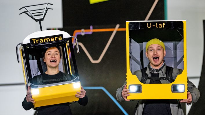 Jeannine Wacker als Tramara und Nico Went als U-Laf proben am 01.12.2023 das BVG-Musical "Tarifzone Liebe" in den Havelstudios. (Quelle: dpa-Bildfunk/Fabian Sommer)