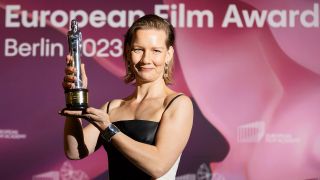 09.12.2023, Berlin: Sandra Hüller, Schauspielerin, präsentiert ihre Auszeichnung in der Kategorie «European Actress» für den Film «Anatomie eines Falls»