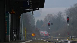 Symbolbild: Ein DB-Zug fährt in einen Bahnhof ein. (Quelle: dpa/Arne Dedert)