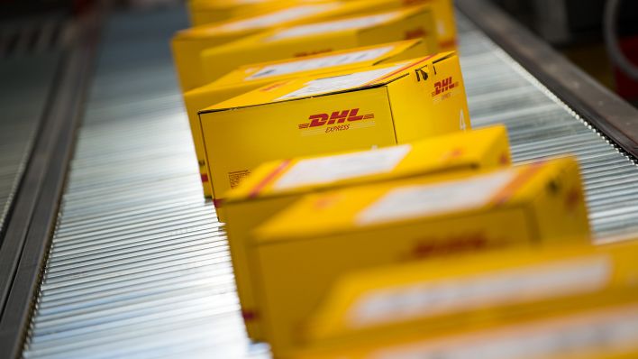 Archivbild: Pakete liegen 25.10.2018 auf einem Förderband an einem DHL Express Logistikstandort. (Quelle: dpa-Zentralbild/Monika Skolimowska)