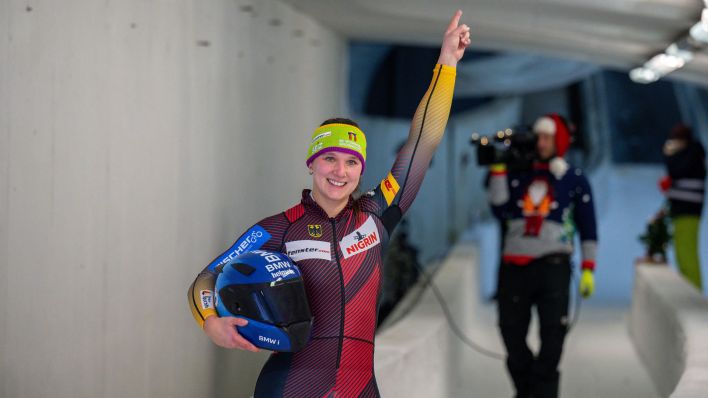 Lisa Buckwitz jubelt über ihren Weltcup-Sieg im Monobob in Innsbruck (Quelle: imago images/GEPA pictures)