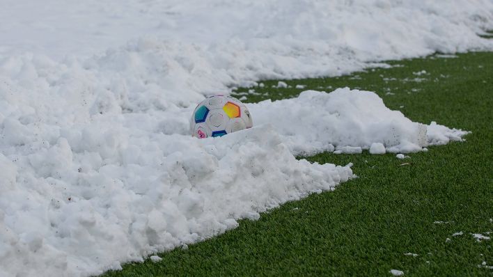 Schmelzender Schnee hat den Rasen im Stadion der Freundschaft unbespielbar gemacht. (Imago/Fotostand)