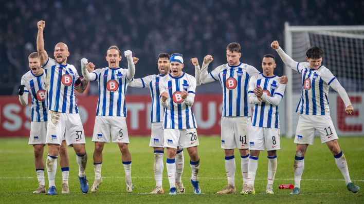 Die Spieler von Hertha BSC bejubeln den Sieg nach Elfmeterschießen im Achtelfinale des DFB-Pokals gegen den Hamburger SV (Quelle: imago images/Beautiful Sports)