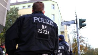 Symbolbild:Ein Polizist steht bei einem Einsatz an einer Straßenecke in Berlin.(Quelle:imago images/dts Nachrichtenagentur)