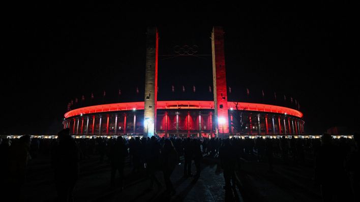 Das Olympiastadion erstrahlt in rot am 12.12. 2023.(Quelle:imago images/M.Koch)