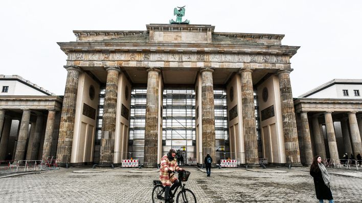 Die Reinigungsarbeiten am Brandenburger Tor in Berlin Mitte sind abgeschossen. (Quelle: imago images/funke)