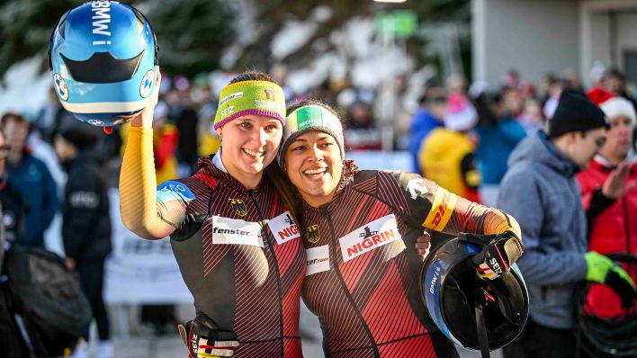 Lisa Buckwitz (l.) und Vanessa Mark feiern ihren Sieg im Zweierbob in Innsbruck (imago images/GEPA pictures)