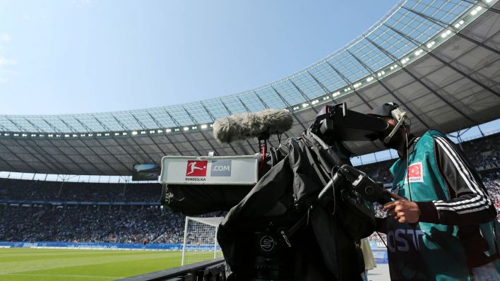 Ein Kameramann im Berliner Olympiastadion während eines Bundesliga-Spiels. Quelle: imago images/Contrast