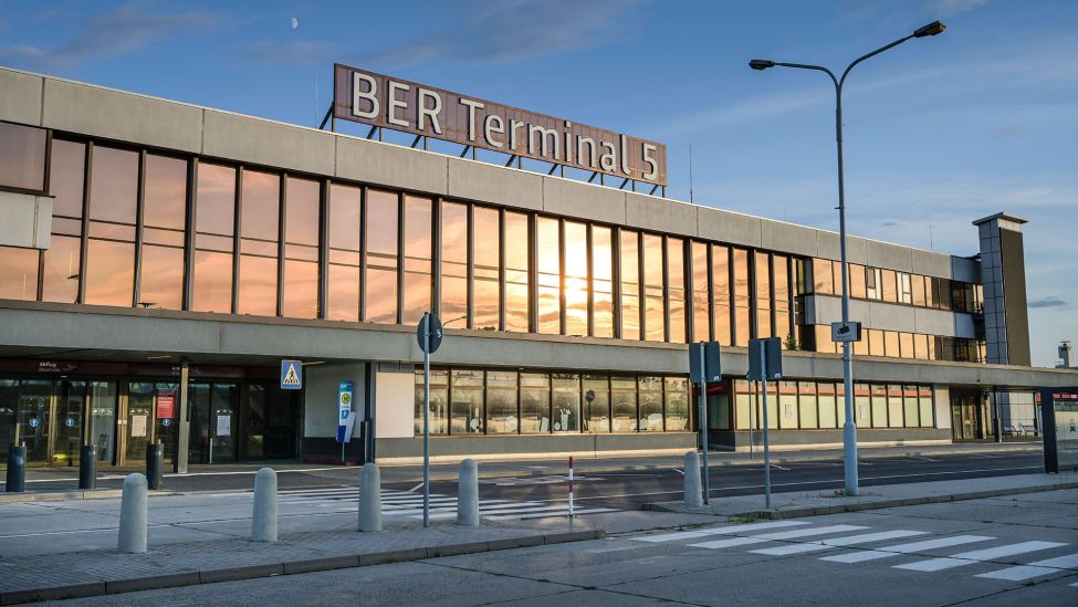 Flughafen BER Terminal 5, ehemaliger Flughafen SXF, Schönefeld (Quelle: imago images)