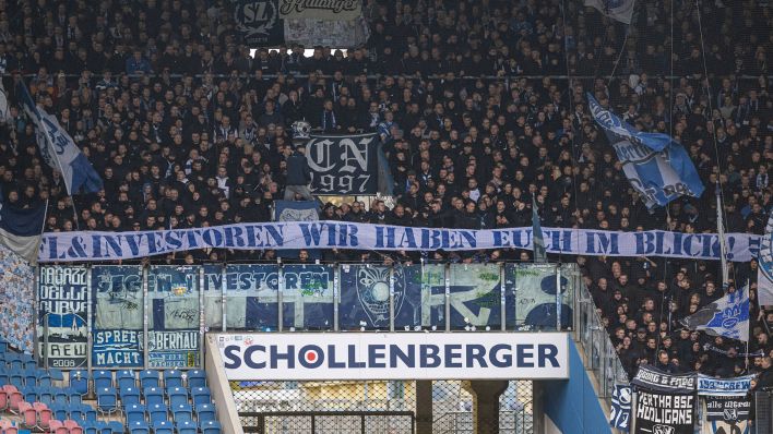 "DFL & Investoren: Wir haben euch im Blick!": Hertha-Fans beim Auswärtsspiel Anfang November in Rostock. Quelle: imago images/Fotostand