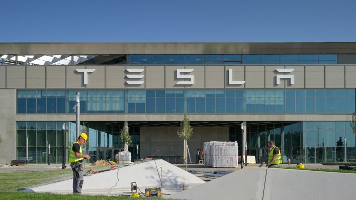 In Berlin laufen die ersten Teslas vom Band: Und schon meckert der Deutsche  - EFAHRER.com