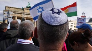 Solidaritätskundgebung am Brandenburger Tor im Oktober 2023 mit ca. 22.000 Teilnehmern (Bild: imago images/serienlicht)