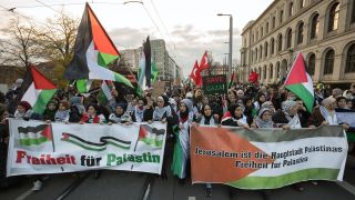 Pro-palästinensische Demonstration am 18.11.23 in Berlin-Mitte (Bild: imago images/Stefan Trappe)