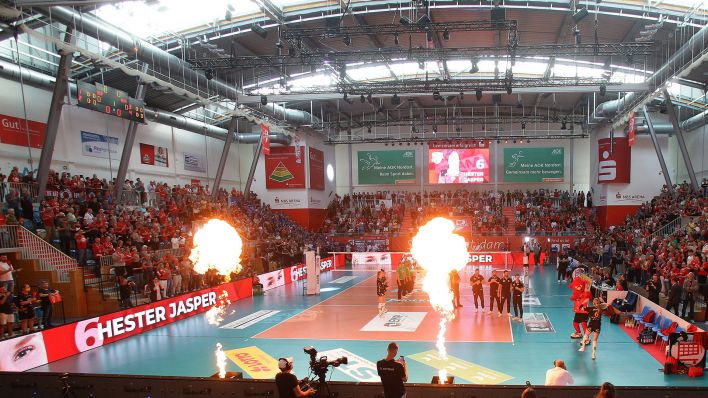 Mannschaften laufen bei Volleyballspiel des SC Potsdam in der MBS Arena ein (Bild: Imago/Pressefoto Baumann)