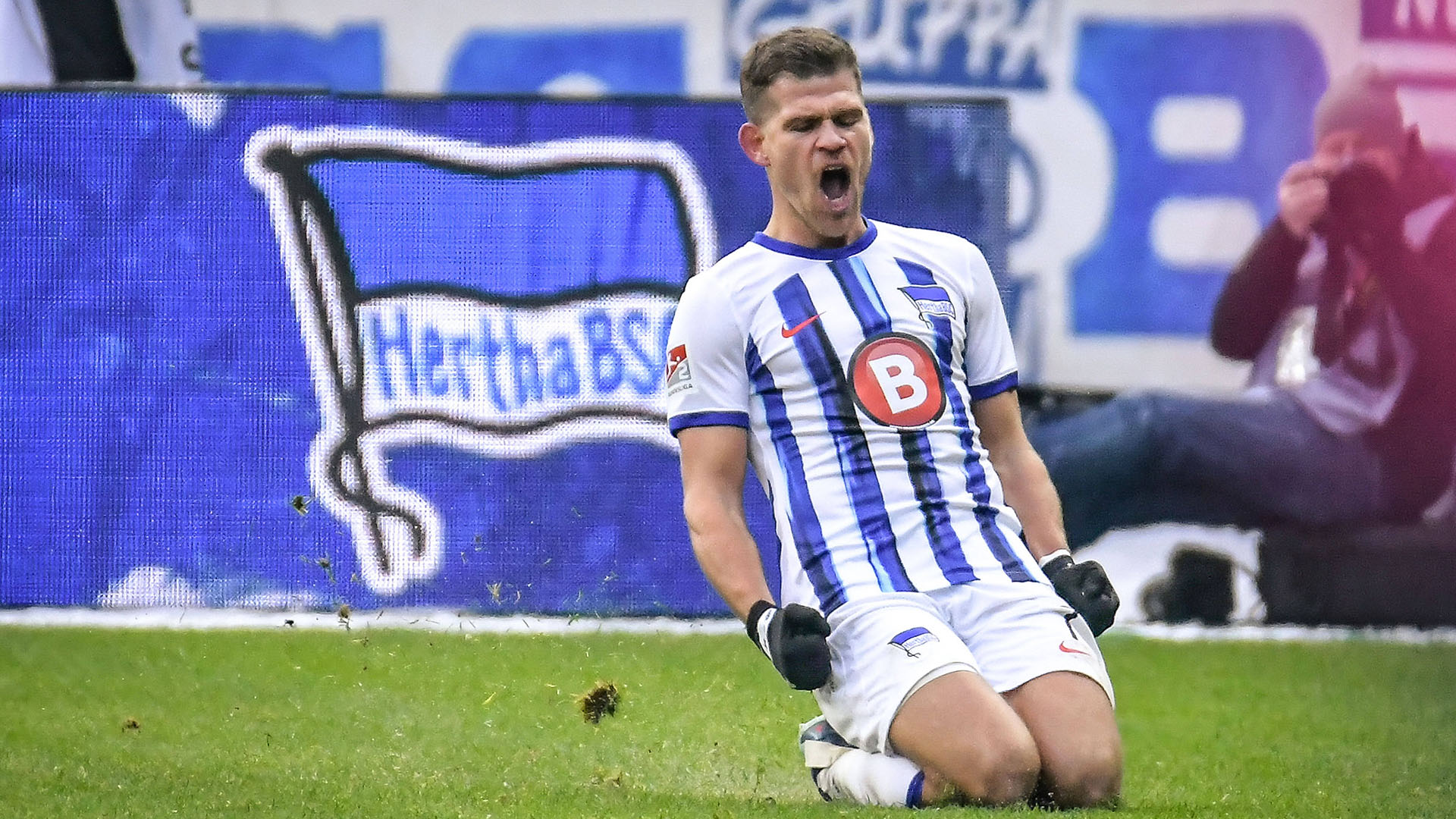 Hertha-Spieler Florian Niederlechner rutscht zum Torjubel auf den Knien (Bild: Imago Images/mix1)