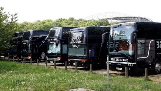 Tourbusse des Metallica-Trosses zur World Magnetic Tour 2009 hinter der Arena Leipzig. (Quelle: Imago Images/STAR-MEDIA)
