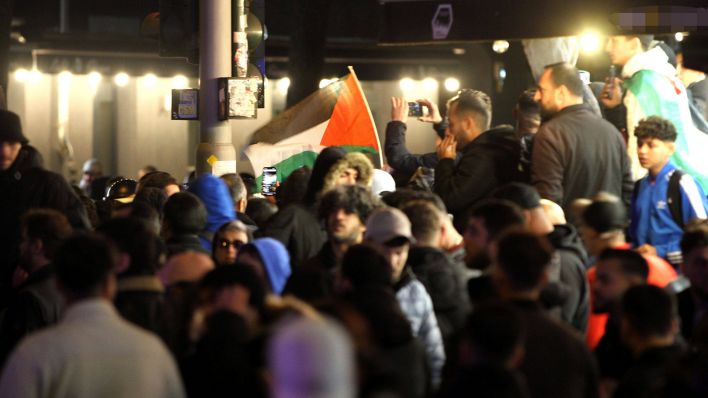 Archivbild: Verbotene Pro-Palästina-Demo auf der Sonnenallee Ecke Reuterstraße im Bezirk Neukölln. (Quelle: imago images/dts)