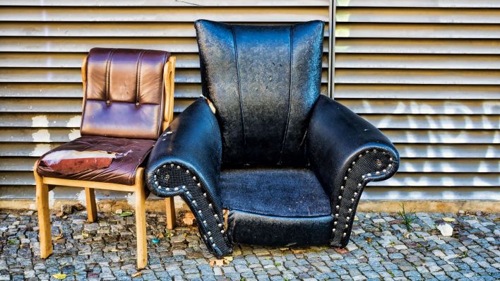 Ein Sessel und ein Stuhl auf der Straße in Berlin (Quelle: dpa)