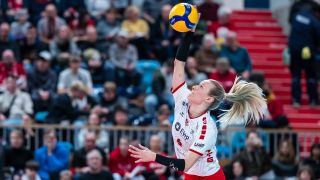 Volleyballerin Antonia Stautz schlägt Ball (Bild: Imago/Beautiful Sports)