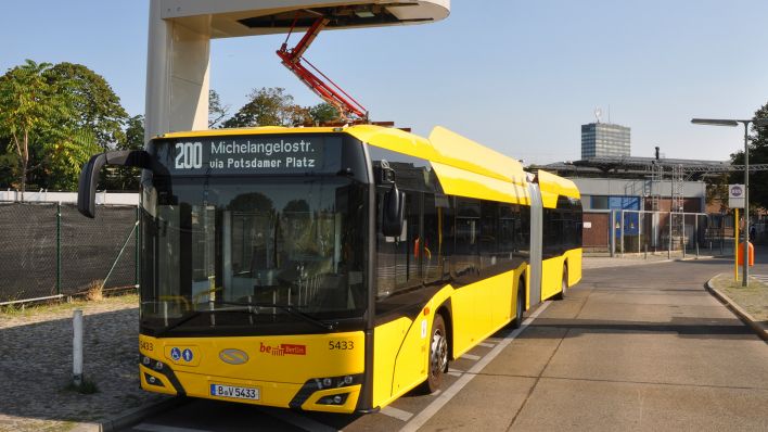 Elektro-Gelenkbus der Linie 200 an der Bus-Haltestelle Hertzallee (Quelle: BVG/Christian Retzlaff)