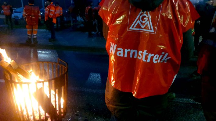 Mehrere hundert beschäftigte von Arcelor Mittal beteiligten sich am Donnerstag am Warnstreik. (Foto: Robert Schwaß/rbb)