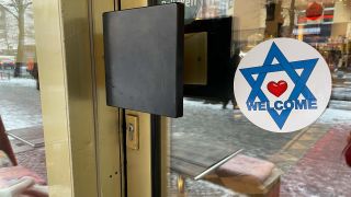 Ein Davidstern-Aufkleber der Aktion "Berlin Welcomes Jews" klebt in einem Schaufenster. (Bild: rbb)
