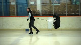 Eiskunstläufer Robert Kunkel trainiert mit einem Fallschirm (rbb)