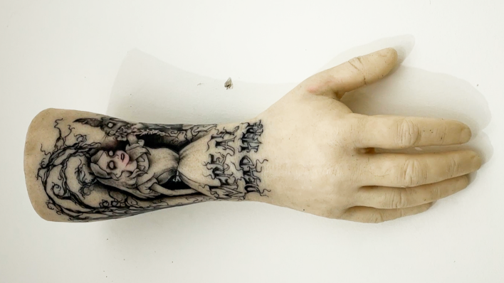 Ein Gummi-Arm, der in einer Tattooschule tätowiert wurde. (Quelle: rbb/Julian von Bülow)