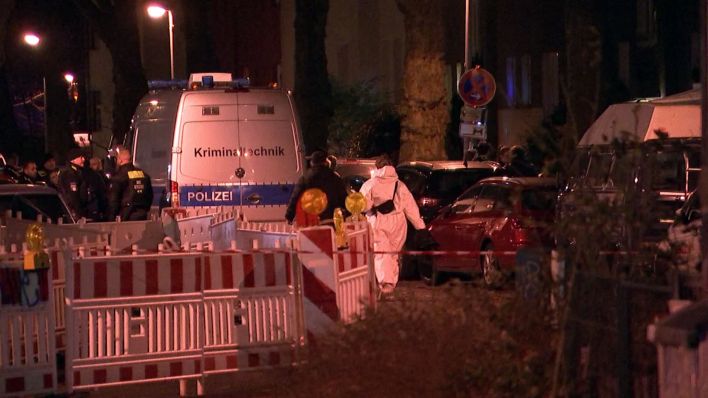 Einsatzkräfte der Polizei und ein Auto der Kriminaltechnik stehen in der Vinetastraße in Berlin-Pankow. Dort wurde ein Toter gefunden. (Quelle: rbb)