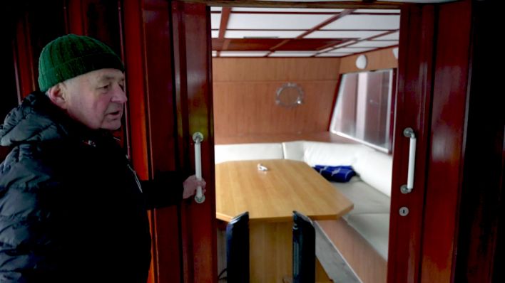 Lothar Bocklage zeigt dn Beratungsraum auf dem Schiff. (Foto: Riccardo Wittig/rbb)