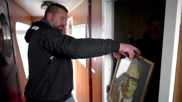 Martin Bocklage zeigt das gefundene Honecker-Bild. (Foto: Riccardo Wittig/rbb)