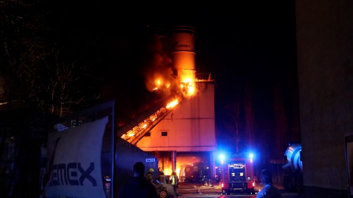 Zementsilo am Schleusenufer in Flammen (Quelle: TV-News Kontor)