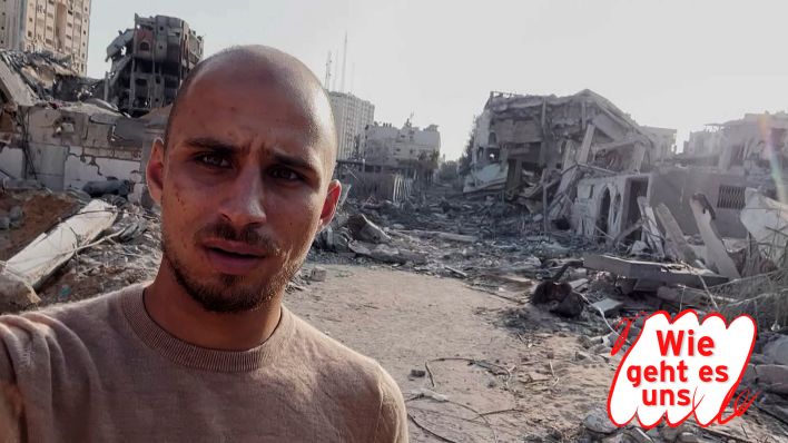 Abed Hassan in Gaza vor zertrümmerten Gebäuden. (Quelle: privat)
