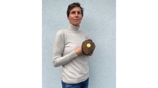 Bianka Urbanke-Rösicke mit ihrer WM-Goldmedaille von 1993 (Quelle: Dietmar Rösicke)