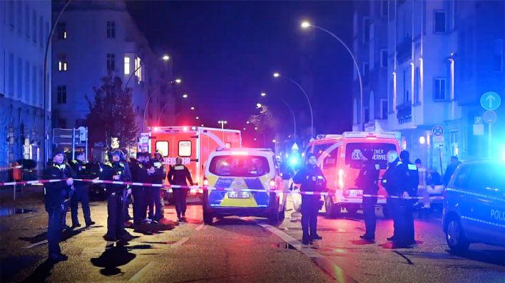 Nachdem eine Person in der Nacht zum 11.12.2023 in Berlin angeschossen wurde, sind Polizei und Feuerwehr im Einsatz.(Quelle:TV Newskontor)