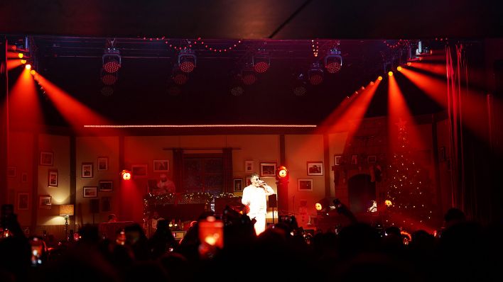 Rapper Sido steht bei seiner Weihnachtsshow am 12.12.2023 auf der Bühne.(Quelle:rbb/M.Wenzel)